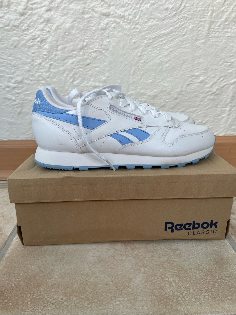 Reebok Women’s Classic Leather white blue trainers, comes with box; size 9